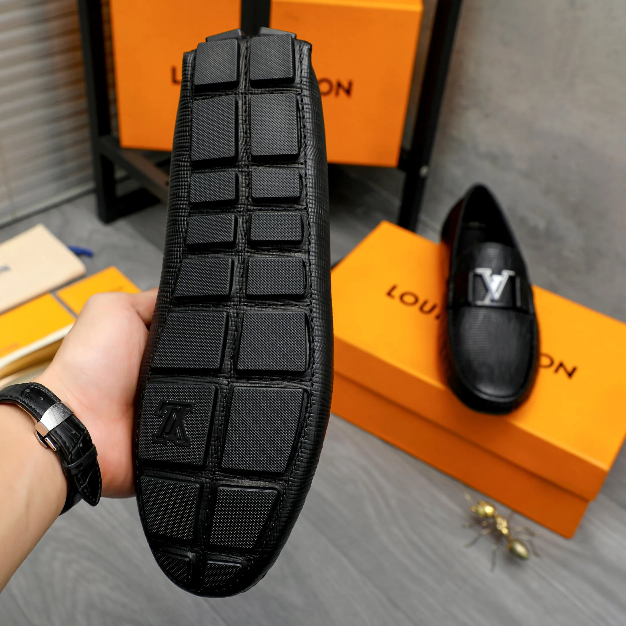 Men's shoes 💰p420 Product trademark: LV "Louis Vuitton" casual slip-on men's shoes Regular size: 38-44 Product materials: Selected vertical grain cowhide upper, sheepskin lining, original rubber outsole